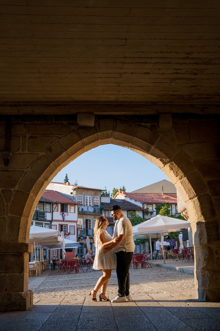Couple framed by a stone arch