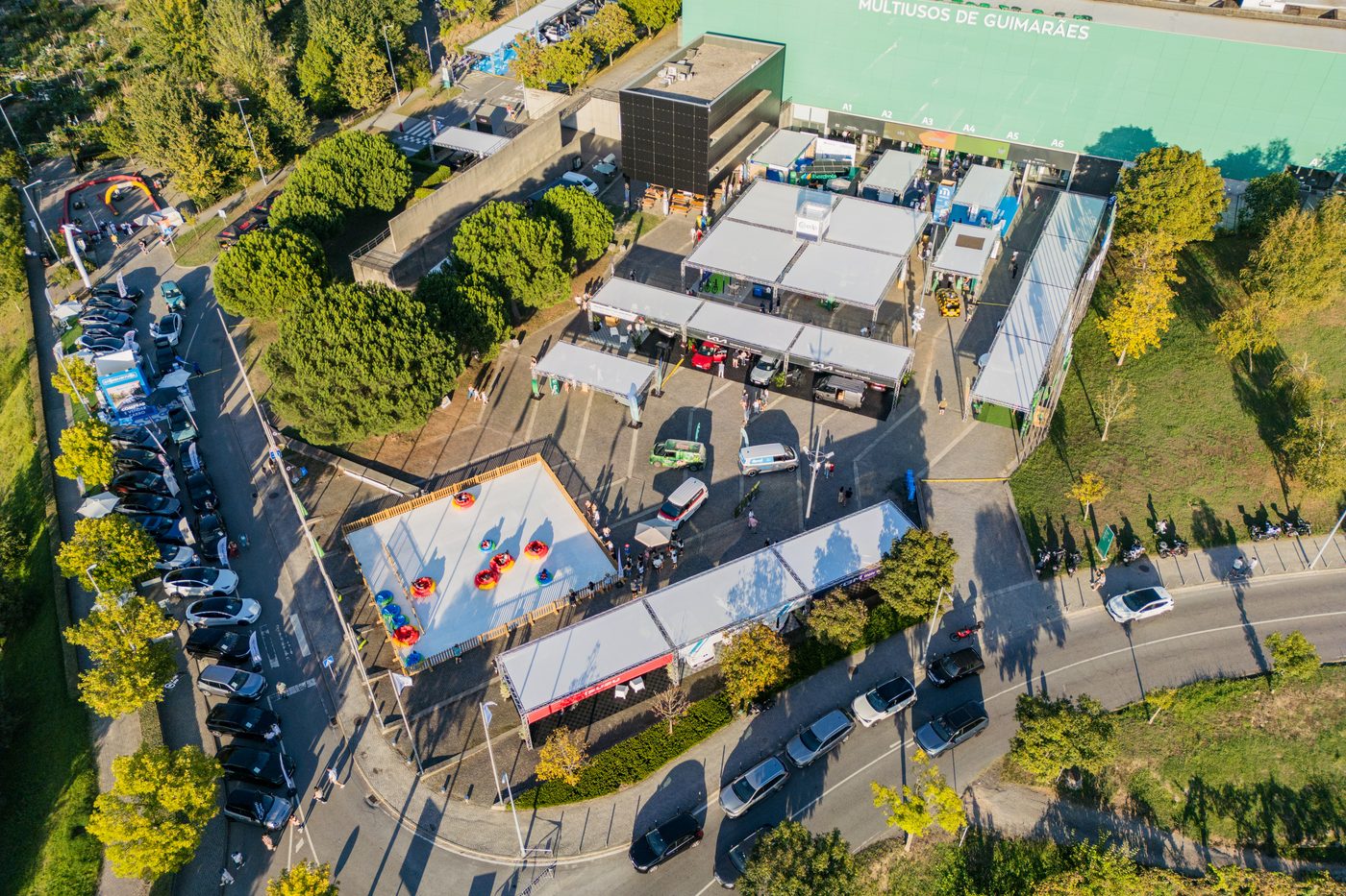 Vista aérea de um evento ao ar livre