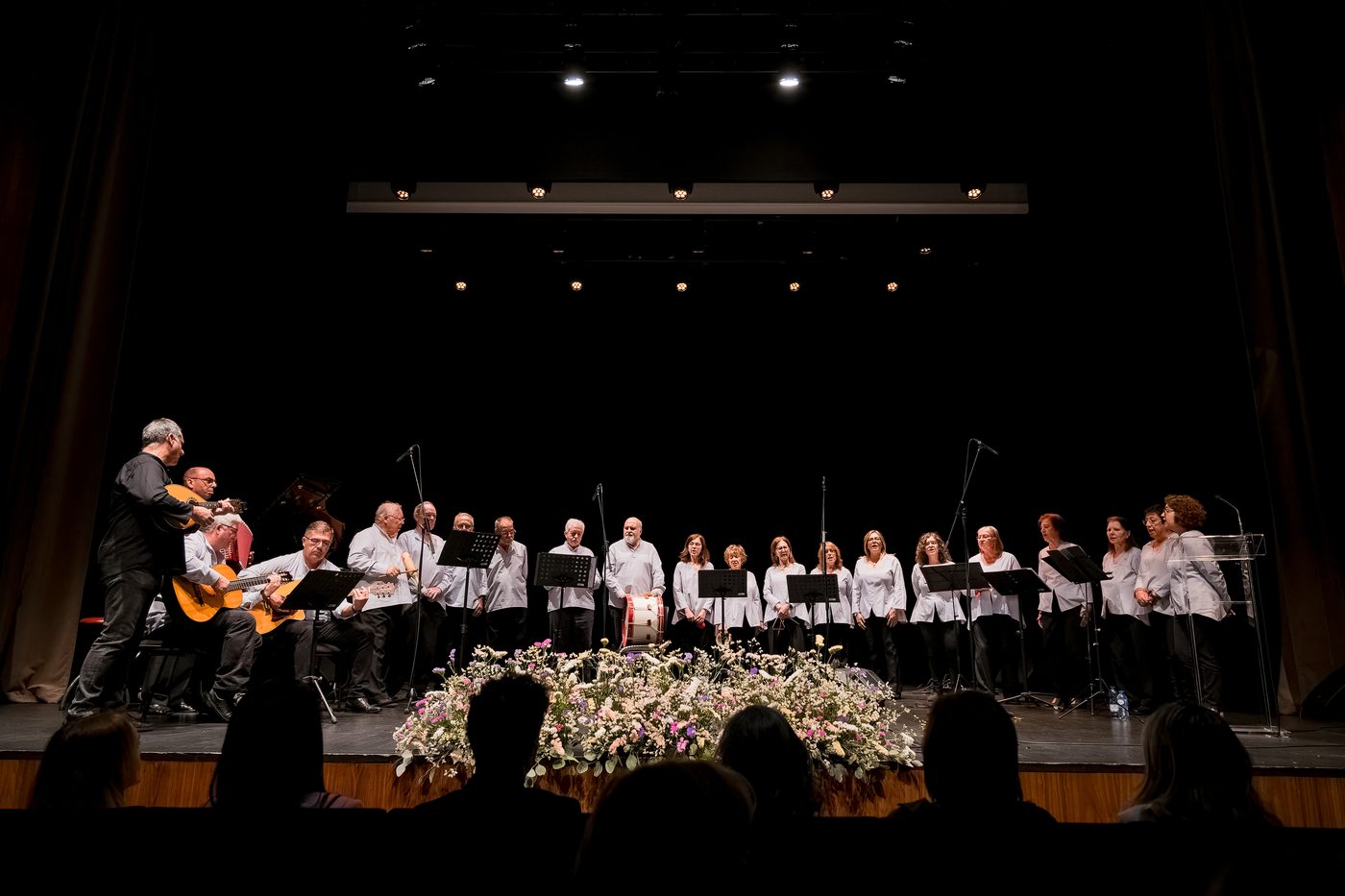 Coro e músicos em palco, num concerto