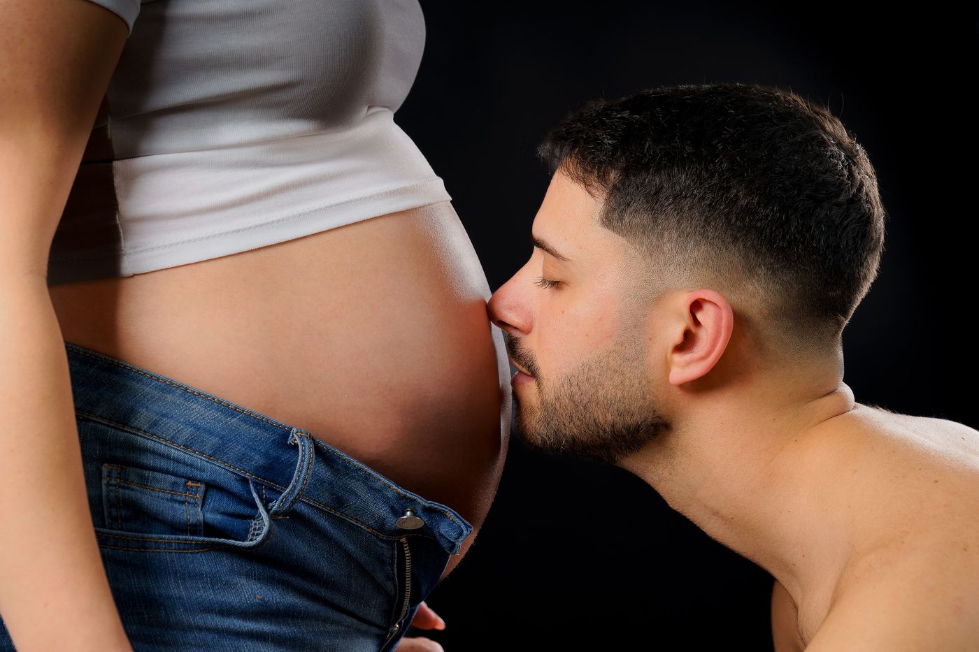 Dad-to-be kissing the bump, in the studio