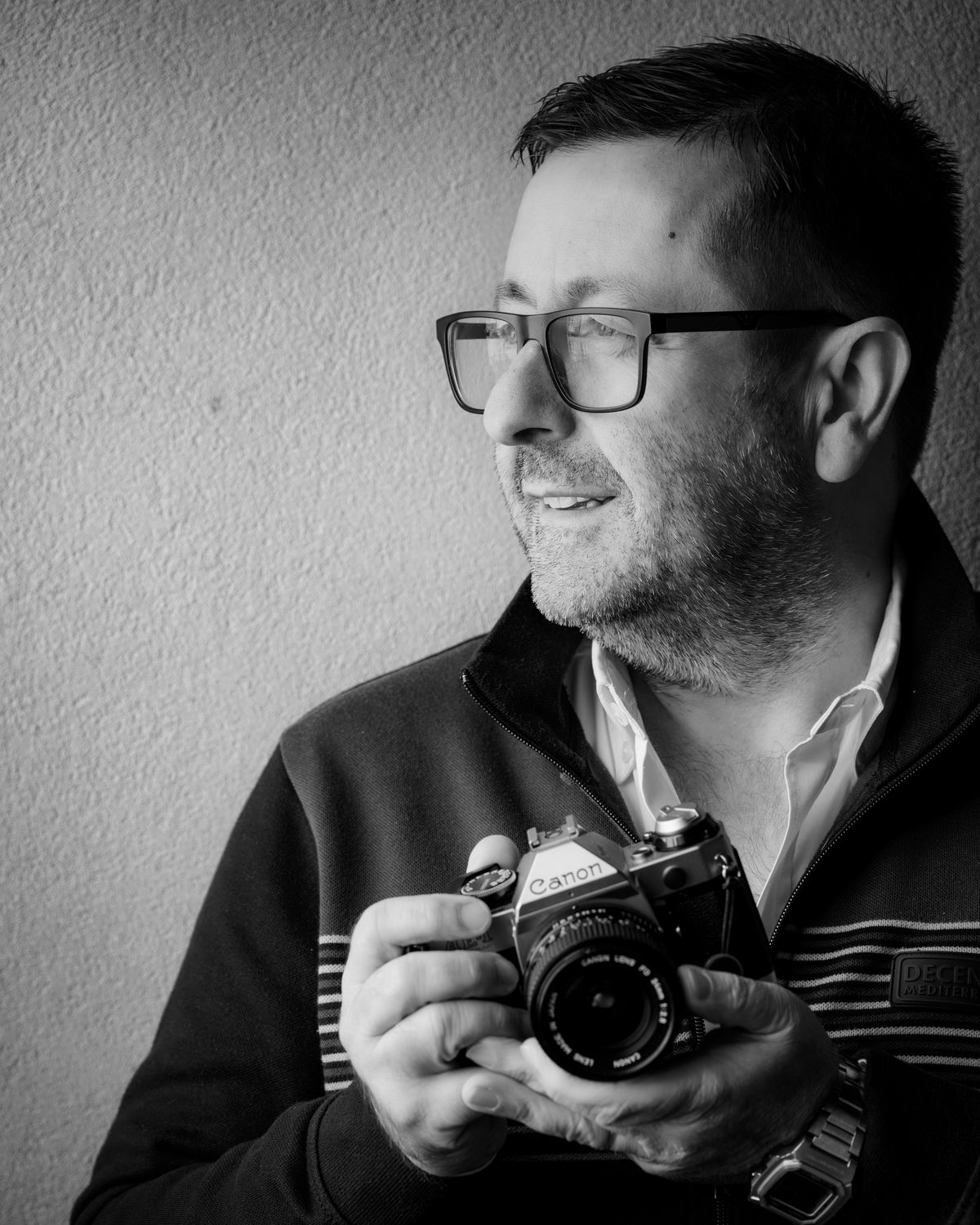 Carlos Portilha, partner at Fundador Fotógrafos, holding a camera