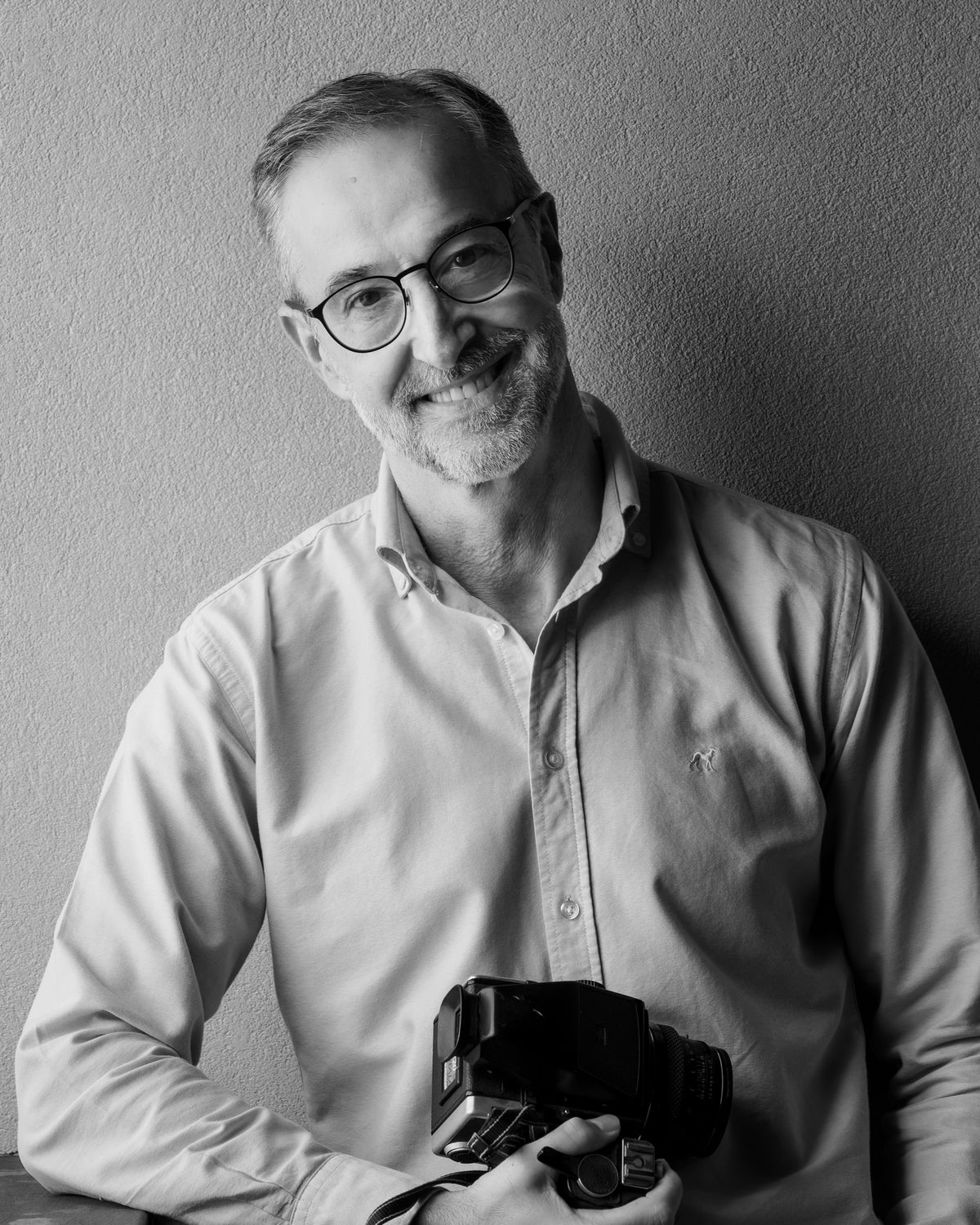 Francisco Ferreira, partner at Fundador Fotógrafos, holding a camera